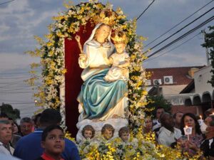 Andor com imagem de Nossa Senhora do Monte Serrat percorreu ruas da cidade