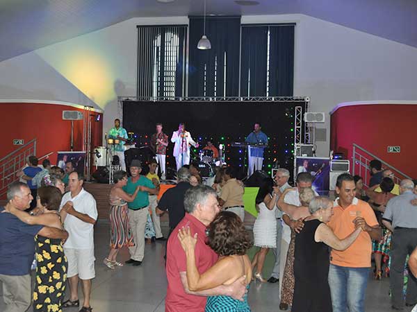 Leia mais sobre o artigo Banda Gil Brasil animou o Baile Tropical no Renascer