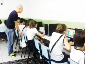 alunos são estimulados a usarem tecnologia do seu cotidiano na escola