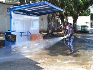 Equipe limpa o principal ponto de ônibus da região do Jardim Santa Cruz
