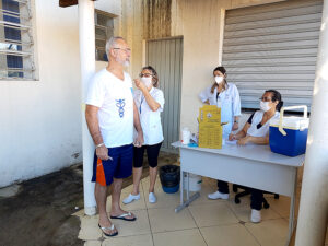 Idoso, no Centro de Saúde da Rodrigues Alves, sendo imunizado contra a gripe