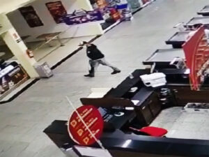 Após pegar a bolsa assaltante fugiu rapidamente do supermercado (Foto: Reprodução)