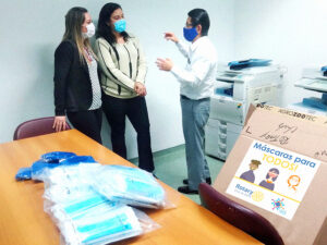 Cláudio Terasaka, Valquíria e Lourdes foram recepcionados pela diretora Cláudia e entregaram as máscaras descartáveis