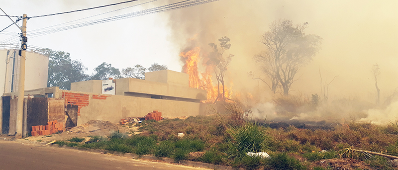 Leia mais sobre o artigo Incêndio ameaça casas na Vila Martins