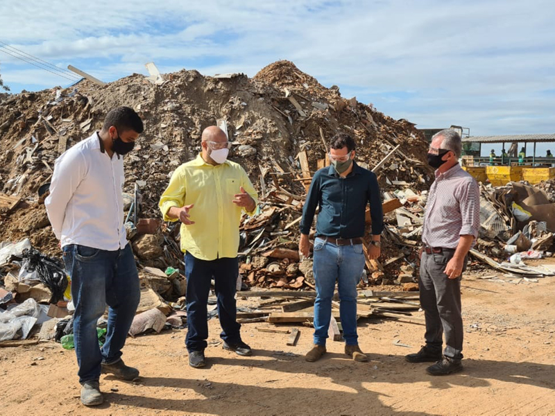 Leia mais sobre o artigo Márcio Conrado visita usina da CSO e pede uso de materiais reciclados nas estradas rurais