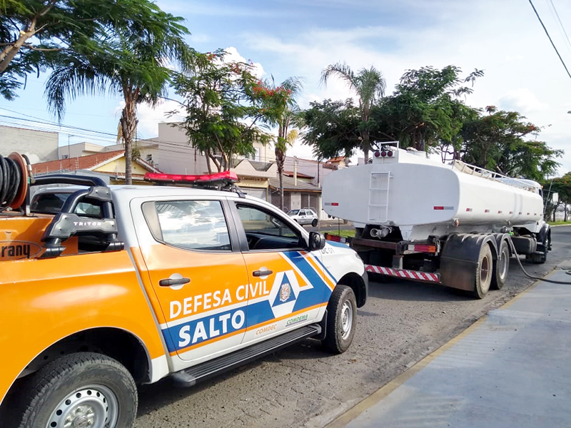 Leia mais sobre o artigo Moradores da região do Santa Cruz são atendidos com caminhões-pipa no final de semana