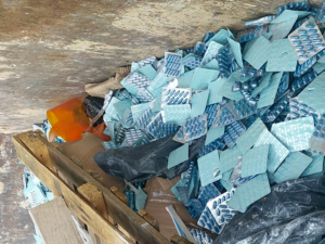 Centenas de cartelas foram jogadas dentro de caçamba, possivelmente de forma irregular