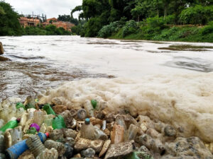 Tietê tem água menos pior, porém, ainda traz muito lixo da Grande São Paulo para as cidades do interior