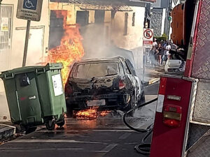 O fogo queimou o carro quase que totalmente