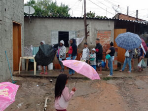 Nem a chuva ou o frio impedem a ação semanal de distribuição de alimentos na comunidade carente