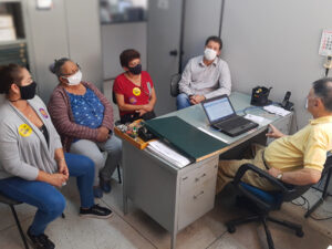 Raul Marcelo e comitiva na sala do diretor do jornal Taperá 