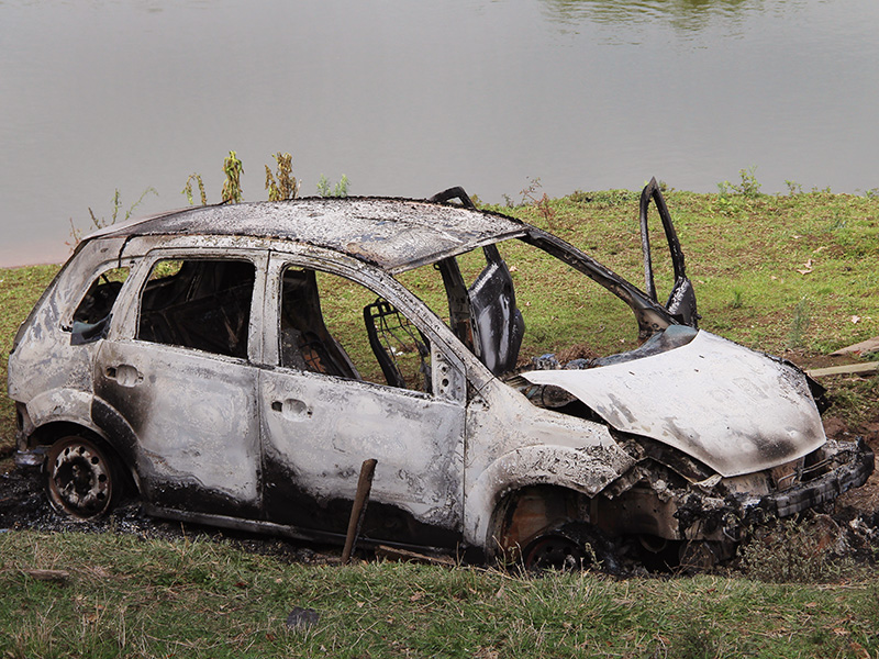 Automóvel foi incendiado pelos autores do homicídio 