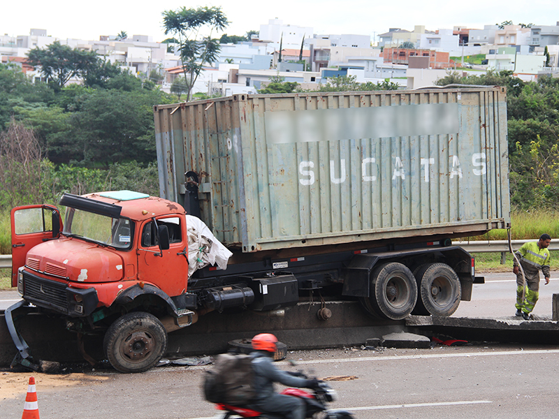 Read more about the article Caminhão atravessa mureta de proteção e atinge motocicleta na SP-75