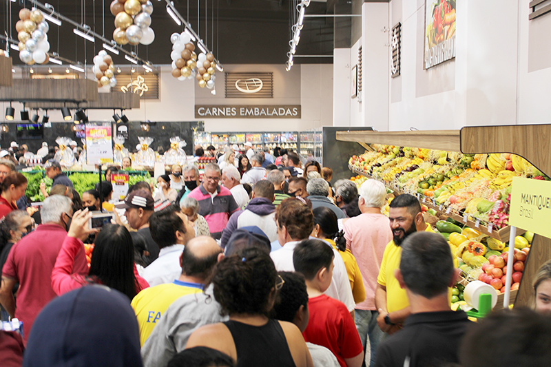 Milhares acompanham inauguração do Supermercado São Roque
