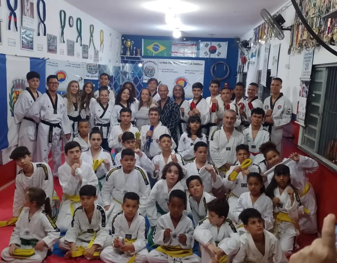 Leia mais sobre o artigo Taekwondo forma 50 alunos na Escola Costela
