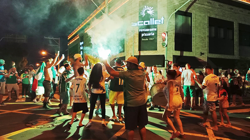 Leia mais sobre o artigo Torcida do Palmeiras fecha Rua 9 de Julho para comemorar novo título da equipe