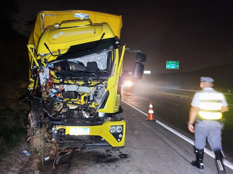 Leia mais sobre o artigo Violenta colisão entre 2 caminhões na Rodovia SP-75
