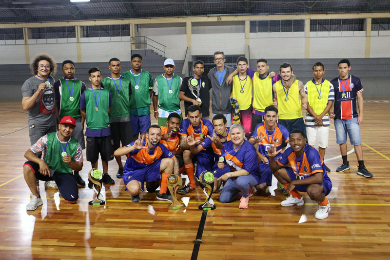 Leia mais sobre o artigo Jogos entre alunos do EJA premia vencedores do Futsal