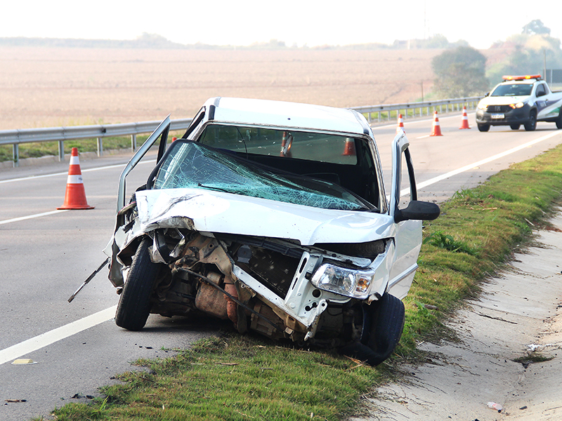 Leia mais sobre o artigo Violenta colisão de carro com caminhão na Rodovia do Açúcar
