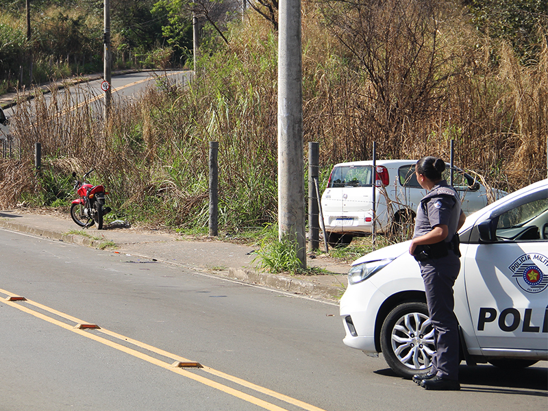 Leia mais sobre o artigo Motoboy morre após bater em poste na Estrada do Guarujá