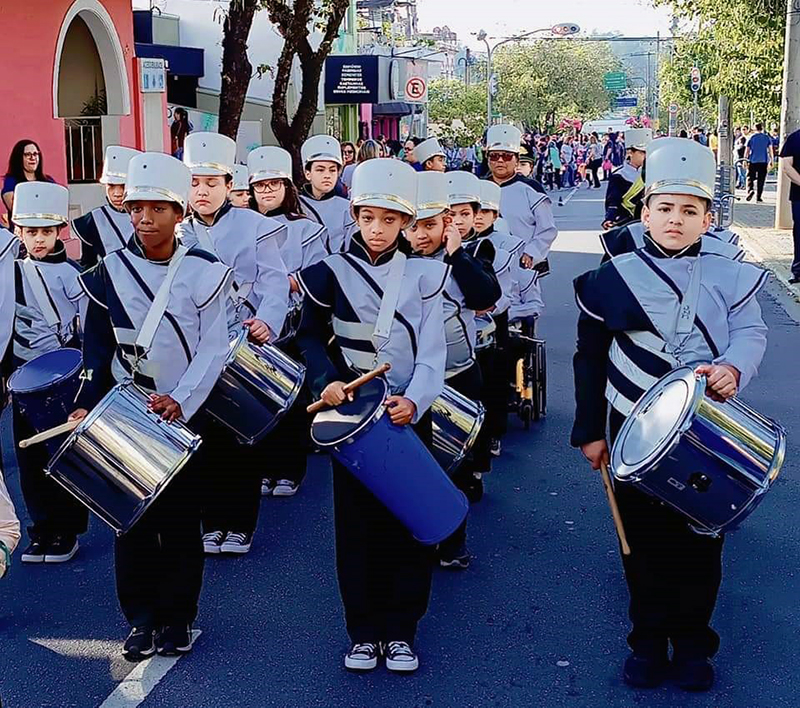 Leia mais sobre o artigo Desfile reúne mais de 1.000 estudantes e outros participantes em Salto