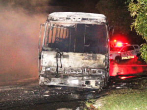 Incêndio que teria sido criminoso destrói ônibus no Nova Era