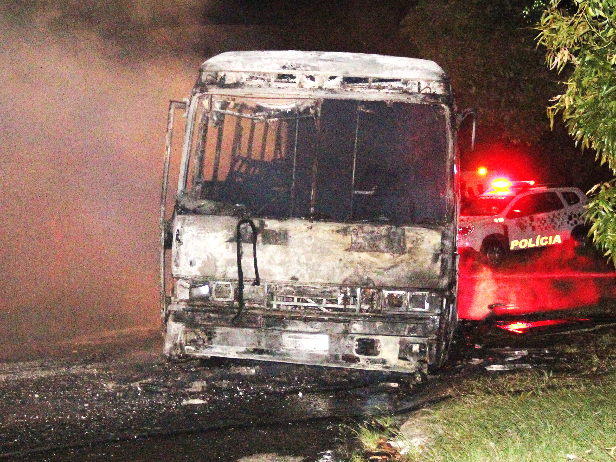 Leia mais sobre o artigo Incêndio que teria sido criminoso destrói ônibus no Nova Era