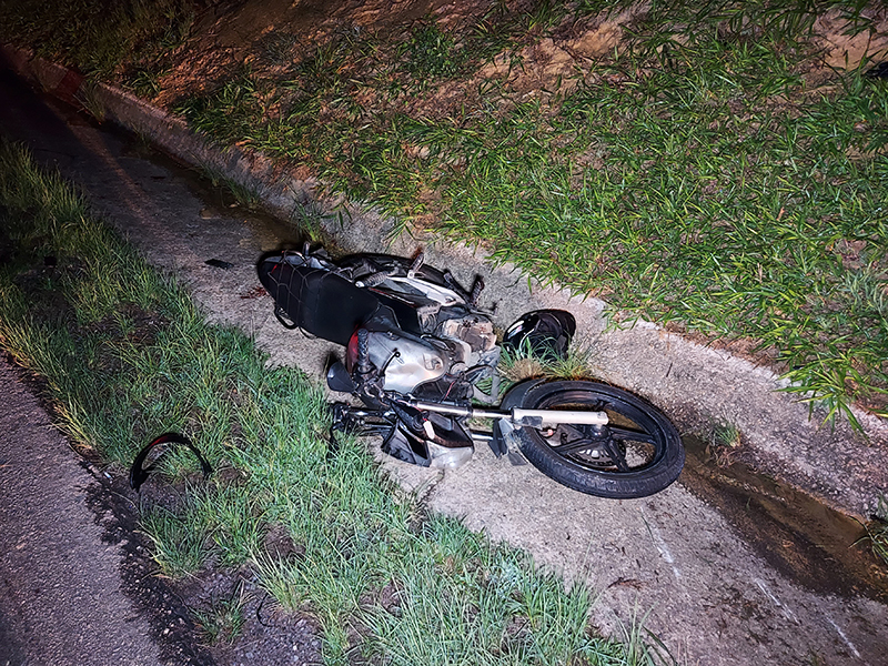 Motociclista morre ao bater violentamente moto na traseira de caminhão