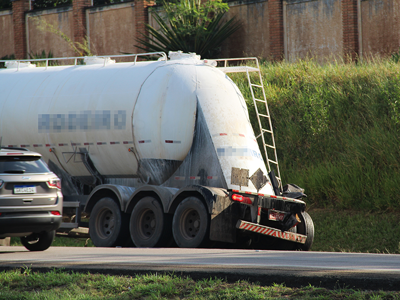 Leia mais sobre o artigo Colisão entre caminhões provoca vazamento de produto químico na Rodovia SP-75