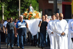 Fieis participam de procissão de São José Operário em Salto