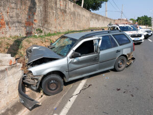 Motorista morre em violenta colisão de automóvel com mureta