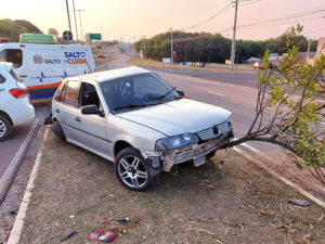 2 morreram em violenta colisão de automóveis na Av. Hilário Ferrari