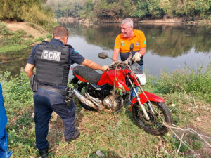 Motocicleta furtada é encontrada dentro do Rio Tietê