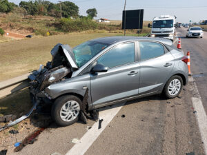 Colisão deixa carro destruído na Rodovia SP-75